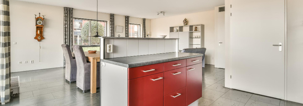 Cucina a vista su soggiorno a Pavia: dall’open plan al corretto utilizzo degli spazi
