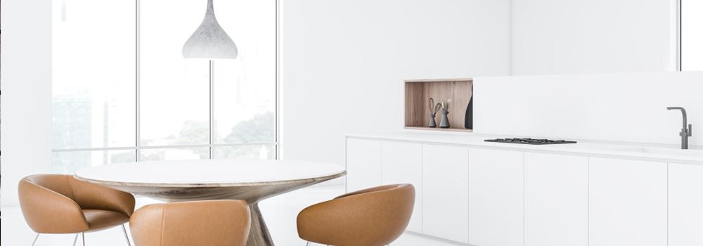 Cucina bianca moderna a Pavia: leggerezza e contrasto cromatico per focalizzare l’attenzione